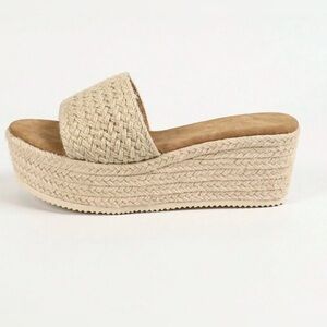 NWT in box - Woman’s Wide 9.5 Straw Wedge Sandals